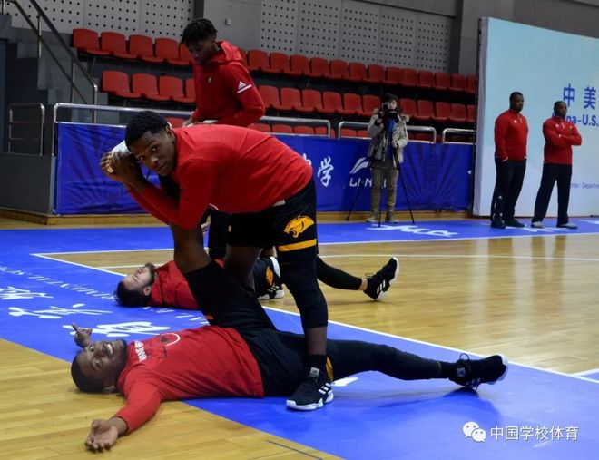 问鼎娱乐-柔道赛场再起风云：江汉青龙队守住胜果东城火狐队，脚步移动更到位反击锐度十足的简单介绍