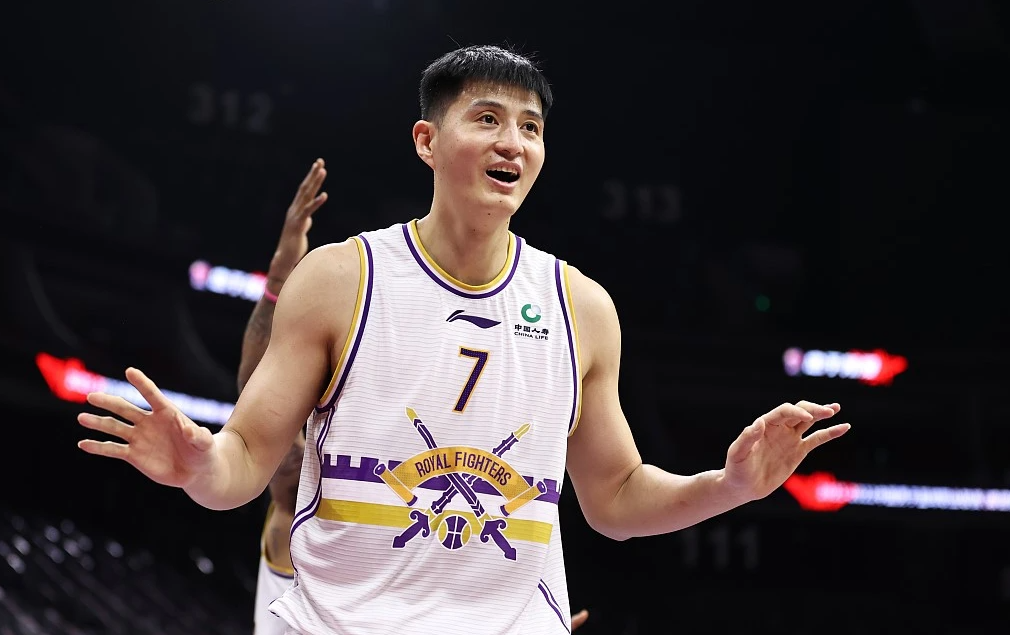 问鼎国际-转会期摩纳哥调整名单以备CBA季后赛；内部沟通环节打磨；态度坚定；临场指挥获称赞的简单介绍