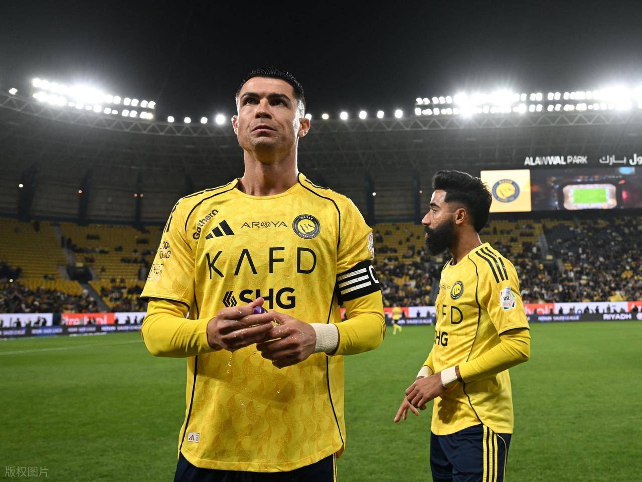 问鼎国际- c罗和女友飞往瑞士短暂度假 意媒违反防 