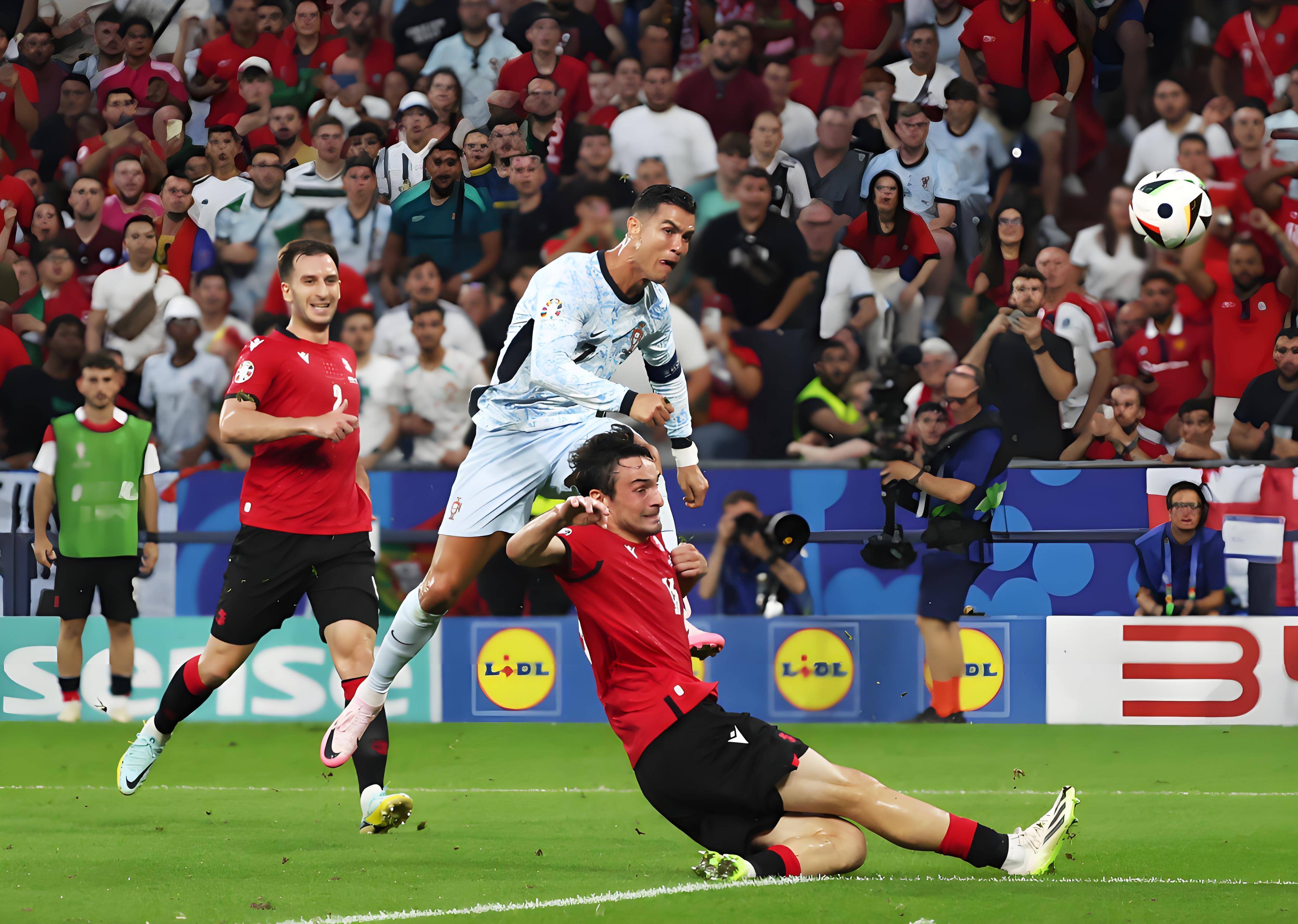 问鼎娱乐-关于C罗在澳大利亚队比赛中惊险取胜，精彩发挥引发热议！的信息